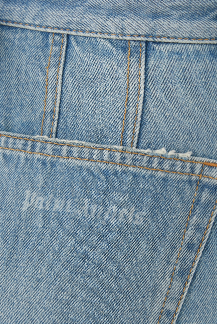 بنطال جينز باهت بقصة ساق واسعة وشعار الماركة